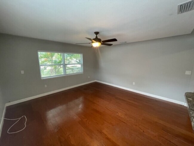 Building Photo - 2 BR/2 BA Beautifully Updated Home in Semi...