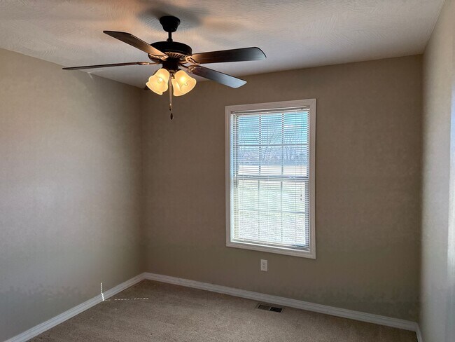 Building Photo - Beautiful Home in Deer Lake Estates