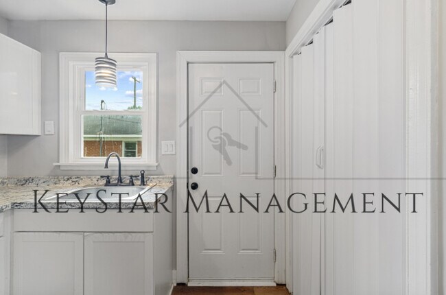 Building Photo - 429 Henry St