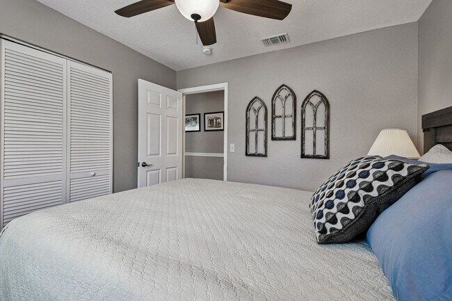 Building Photo - Elevated 3-Bed, 2-Bath, Corner-Lot Gem in the Heart of Palmetto