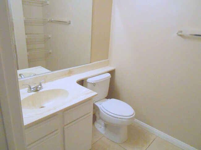 Building Photo - Spacious 2 bedroom Condo in Canyon Lake Community