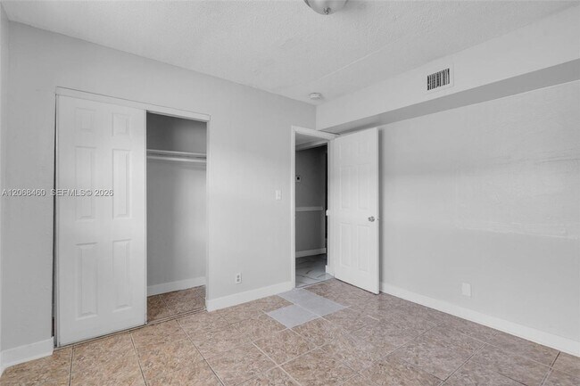 Building Photo - 632 SW 16th Ave