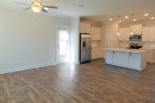 Building Photo - 160 Xander Dr