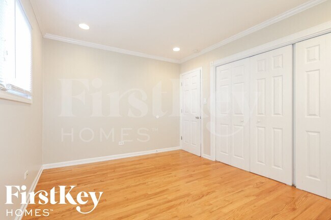 Building Photo - 122 E Lincoln Ave