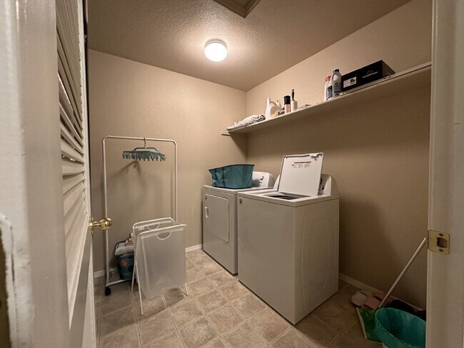 Building Photo - Beautiful home in Villege For Rent, Comfortable Living in a Convenient Central Location