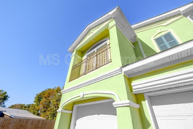 Building Photo - 2252 Beach Dr