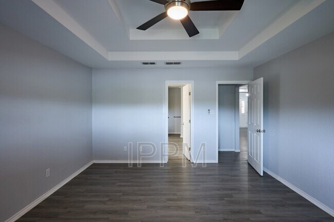 Building Photo - 1813 Lazy Lake Dr
