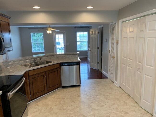 Building Photo - NO RENT UNTIL MARCH