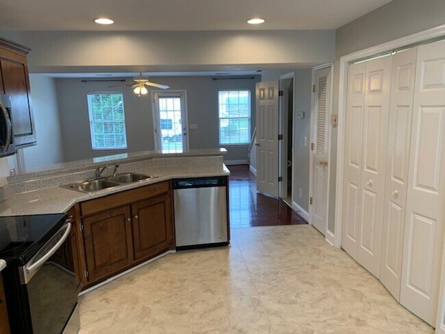 Building Photo - SPACIOUS TOWNHOME IN THE CITY