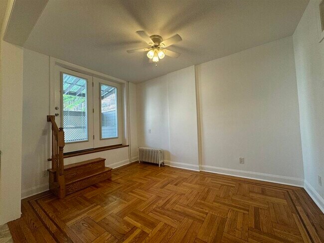 Building Photo - 445 Monmouth St