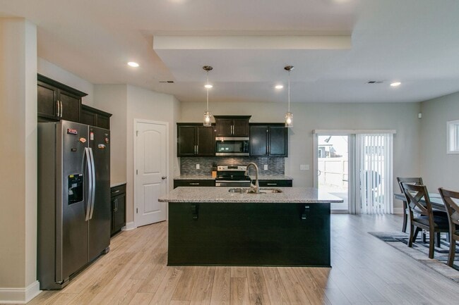 Building Photo - 1132 Eagle's View Dr