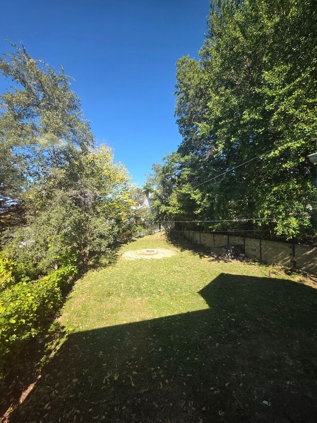 Building Photo - Spacious Three Bedroom!