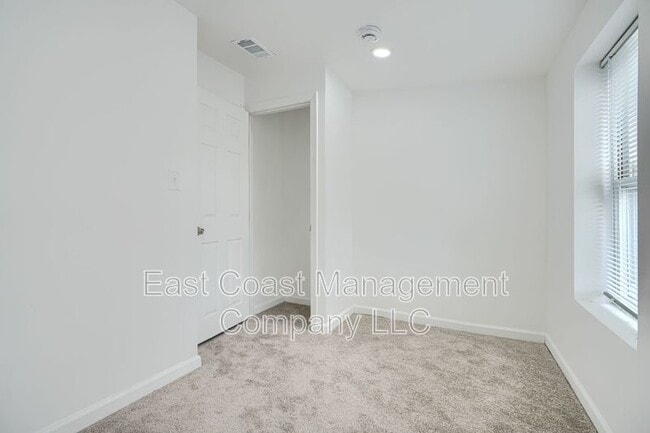 Building Photo - 1153 Sargeant St