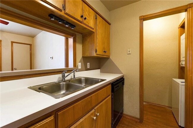 Building Photo - 1000 Rambling Oaks Dr