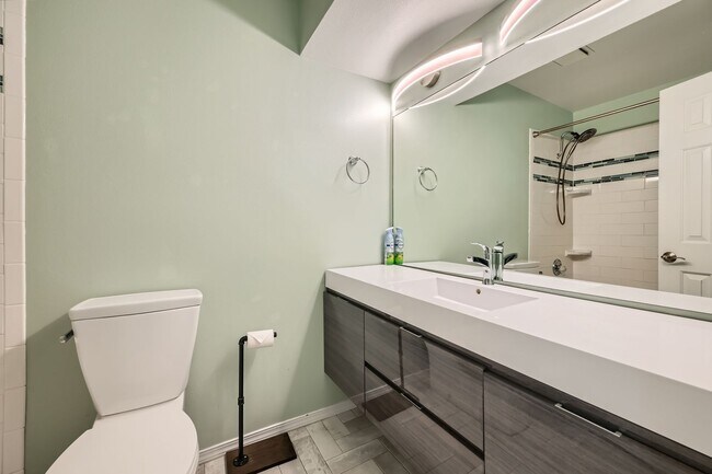 Building Photo - Main level Two Bedroom in Cheyenne Mountai...