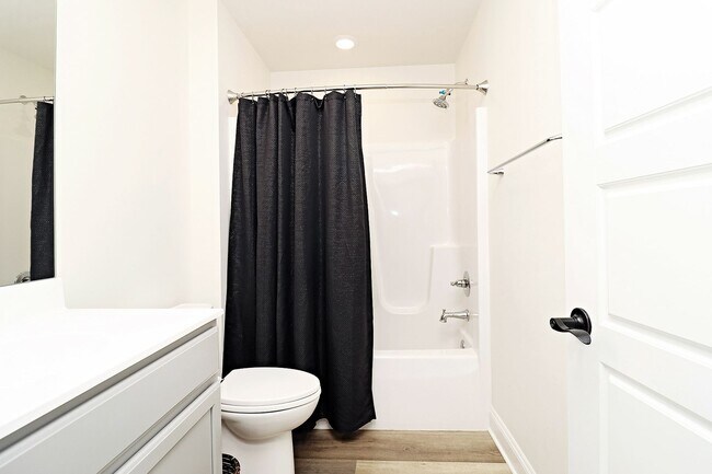 Building Photo - Pet-Friendly Studio Apartment in Desirable Old Trail