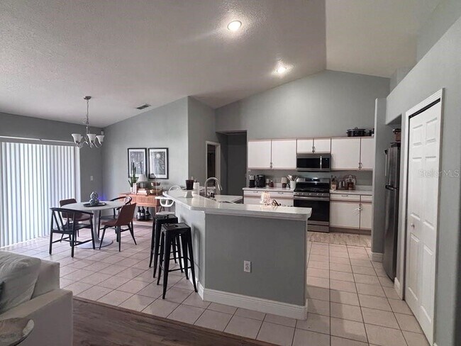 Building Photo - 1004 Chateau Cir