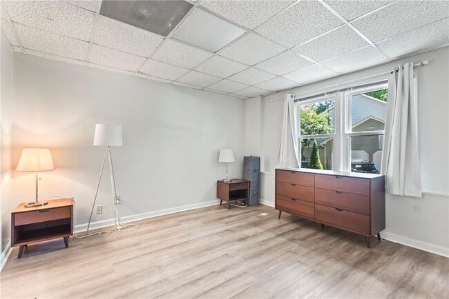 Building Photo - 3201 Lakeridge Dr SE