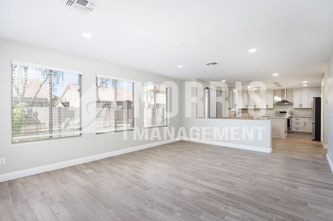 Building Photo - 1553 E Alba Dr