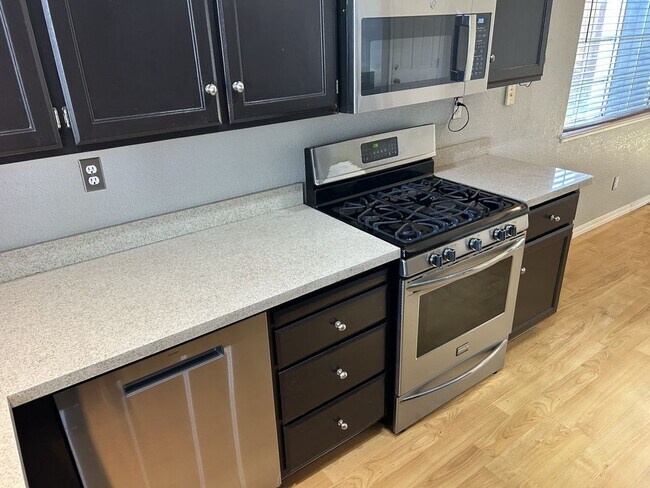 Building Photo - Beautiful East Petaluma 3 Bedroom, 2.5 Bath Home