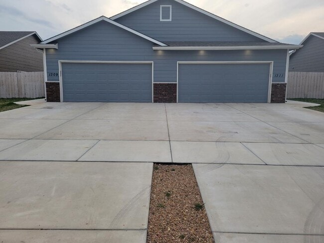 Primary Photo - 1311 Azena St