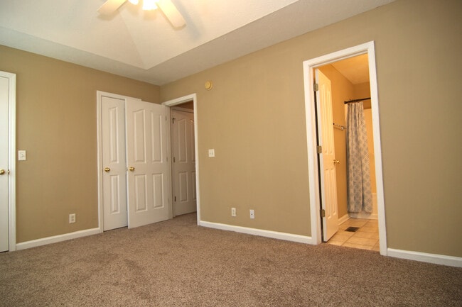 Building Photo - 323 Shoshone Pl