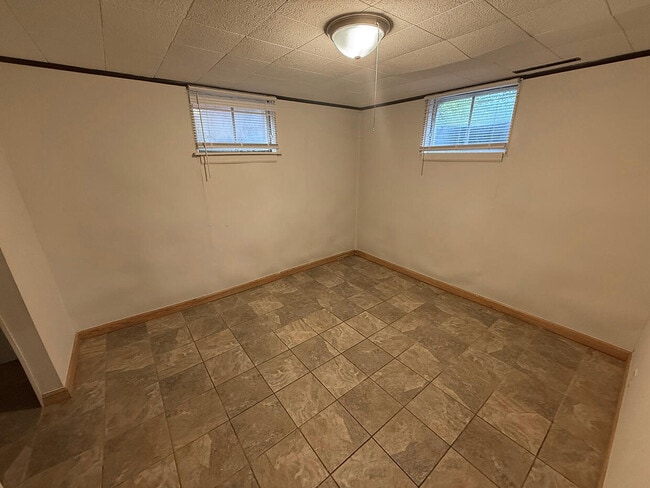 Building Photo - 2102 Woodlea Dr