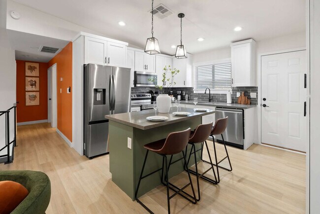 Building Photo - 4530 W Paradise Dr