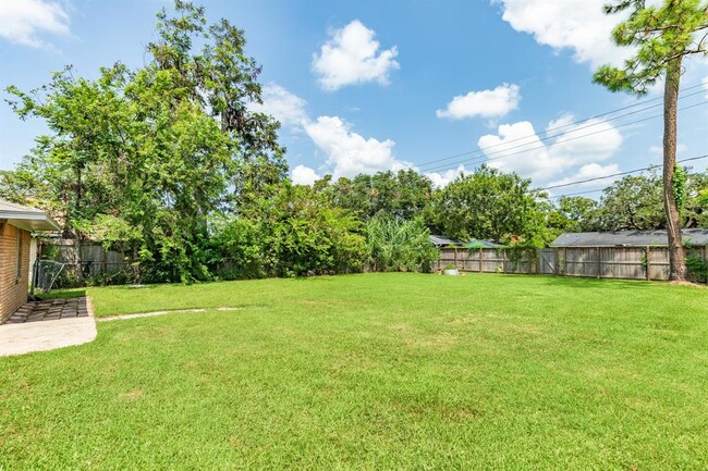 Building Photo - 303 Ligustrum St