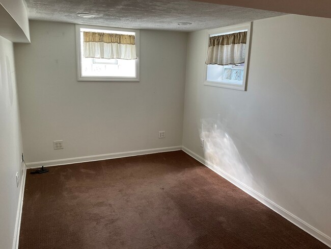 Building Photo - Surprisingly Spacious! 3-Bedroom 2 bath Ho...