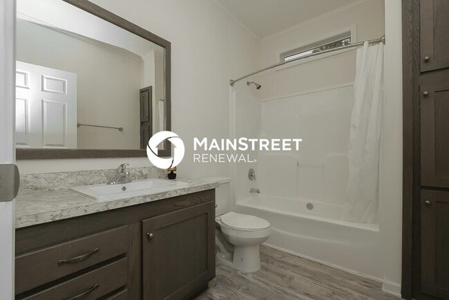 Building Photo - 4 Bedroom Pet-Friendly Home in St. Petersb...