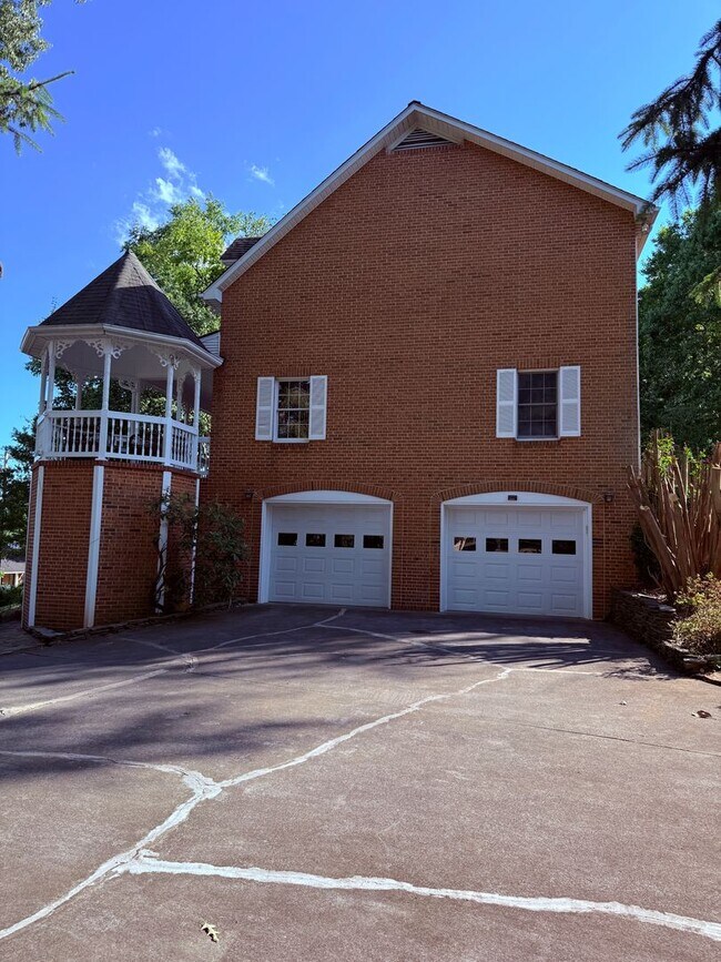 Building Photo - 2 Story Brick Home in Johnson City