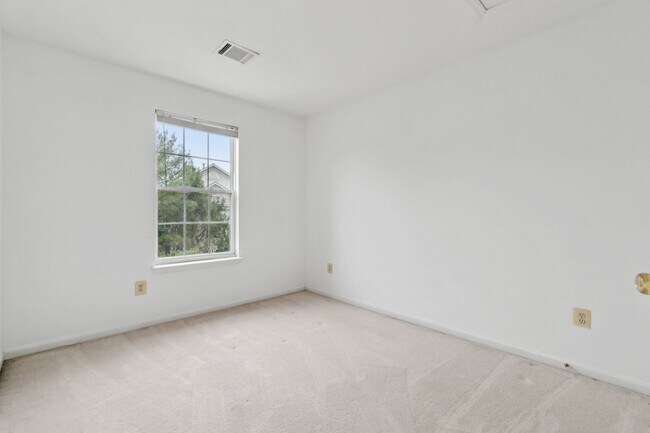 Building Photo - Wonderful Townhome