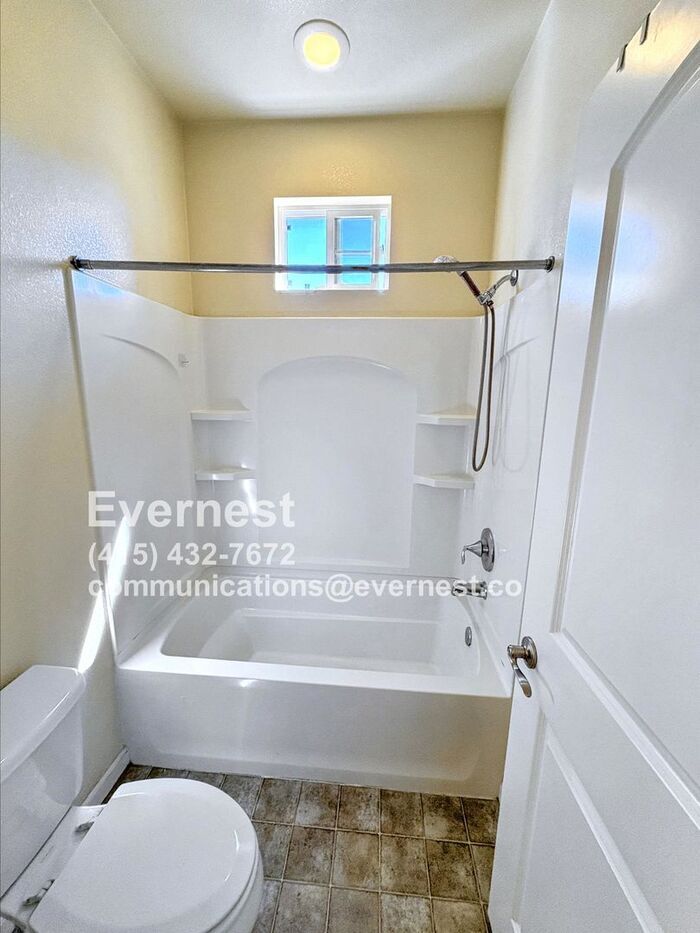 Building Photo - 764 Grandview Ter