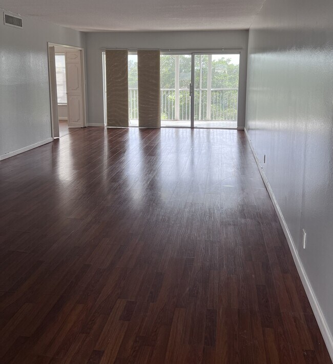 Building Photo - 3050 N Palm Aire Dr