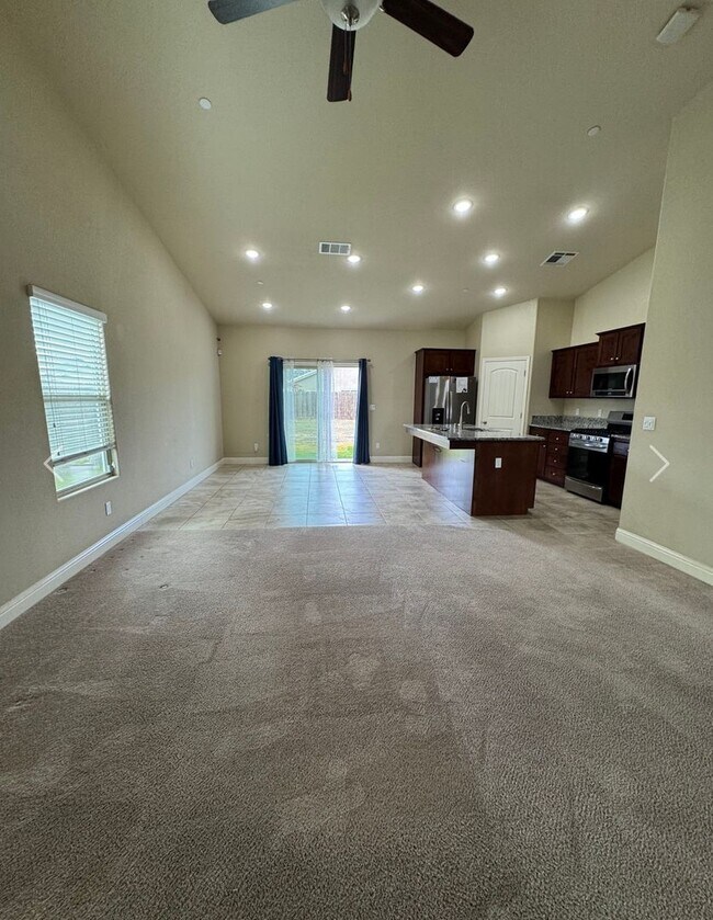 Building Photo - 3 Bedroom 2 bath Fresno home