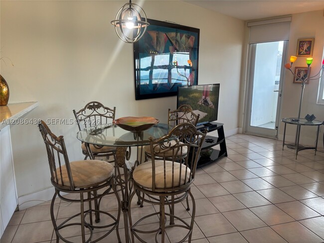 Building Photo - 100 Lincoln Rd