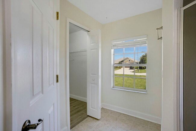 Building Photo - 2652 SW 29th Ave