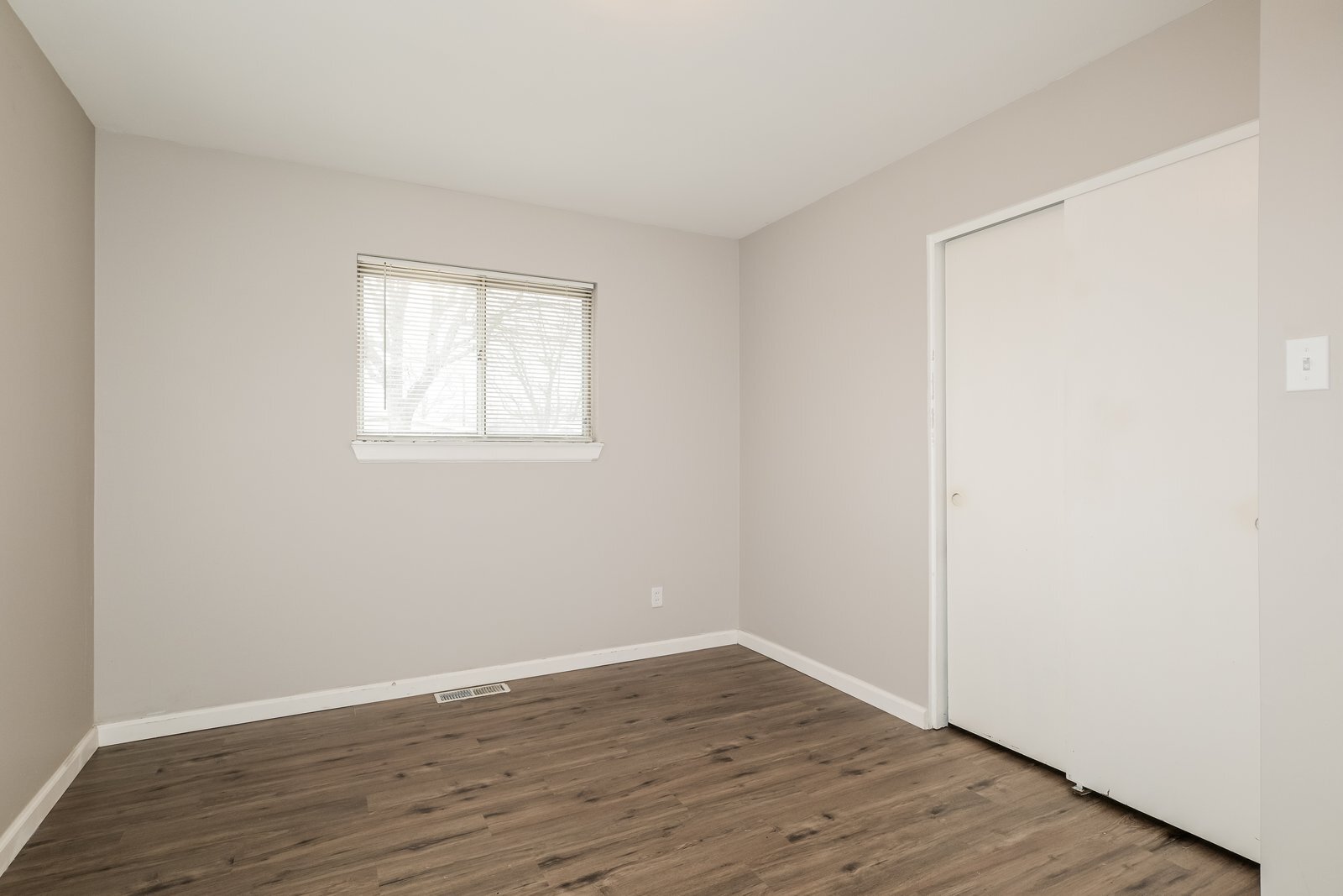 Building Photo - 590 Versailles Dr