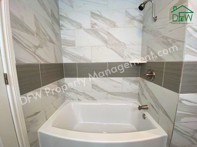 Building Photo - Charming 4 Bedroom 2 Bathroom Home on a Corner Lot in Fort Worth!