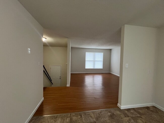 Building Photo - Spacious 4 bedroom Home conveniently locat...