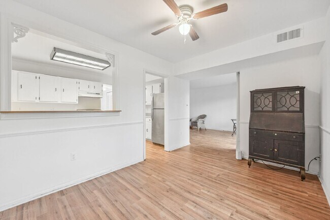 Building Photo - Check out this delightful 1 bed and 1 bath condo For Rent in a prime Fairfax location!