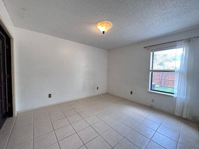 Building Photo - Minutes to COSTCO, great Location!