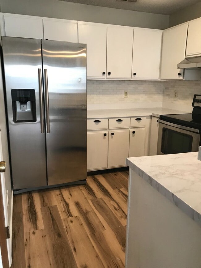 Building Photo - Charming 3 bedroom 2 bathroom Home In Aragona Village!