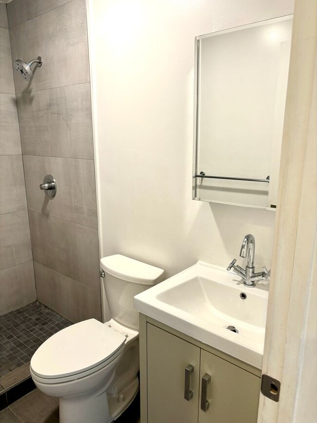 Building Photo - Perfect private room in the heart of Bernal Heights!