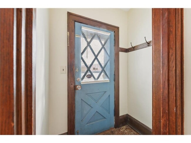 Building Photo - 661 Surrey Ave E