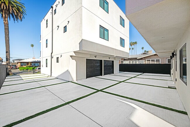 Building Photo - 2000 Hillcrest Dr