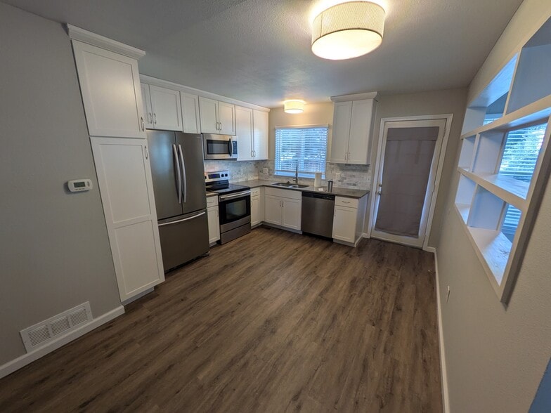 Building Photo - 664 Walden Ct