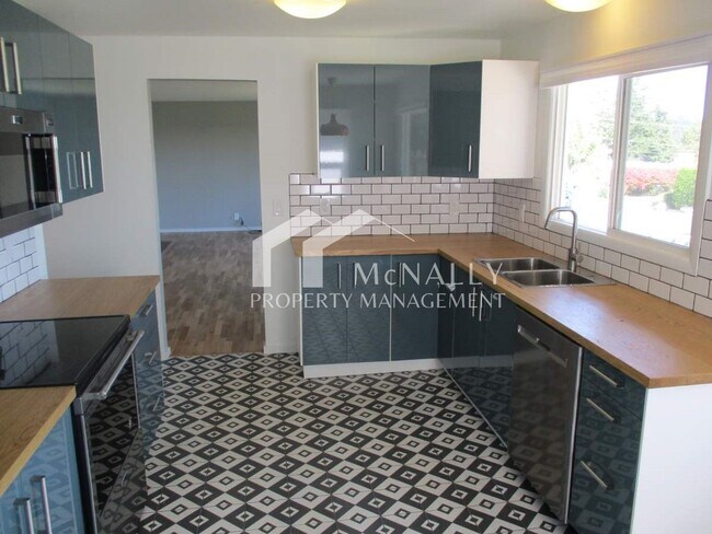 Building Photo - Gorgeous 3 Bedroom, 1 Bathroom Rambler near downtown Gig Harbor!