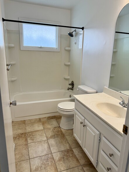 Building Photo - 674 W 64th St